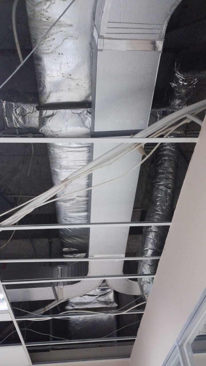 Insulated rectangular ducts with flexible take-offs in a commercial ceiling void